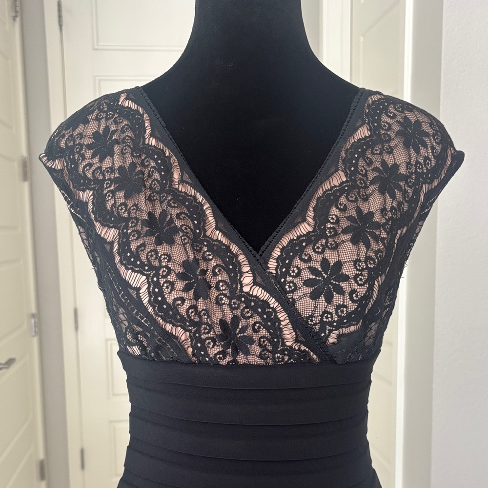 Adrianna Papell Black Lace & Shutter Pleat Dress Size 4 - Picture 6 of 14